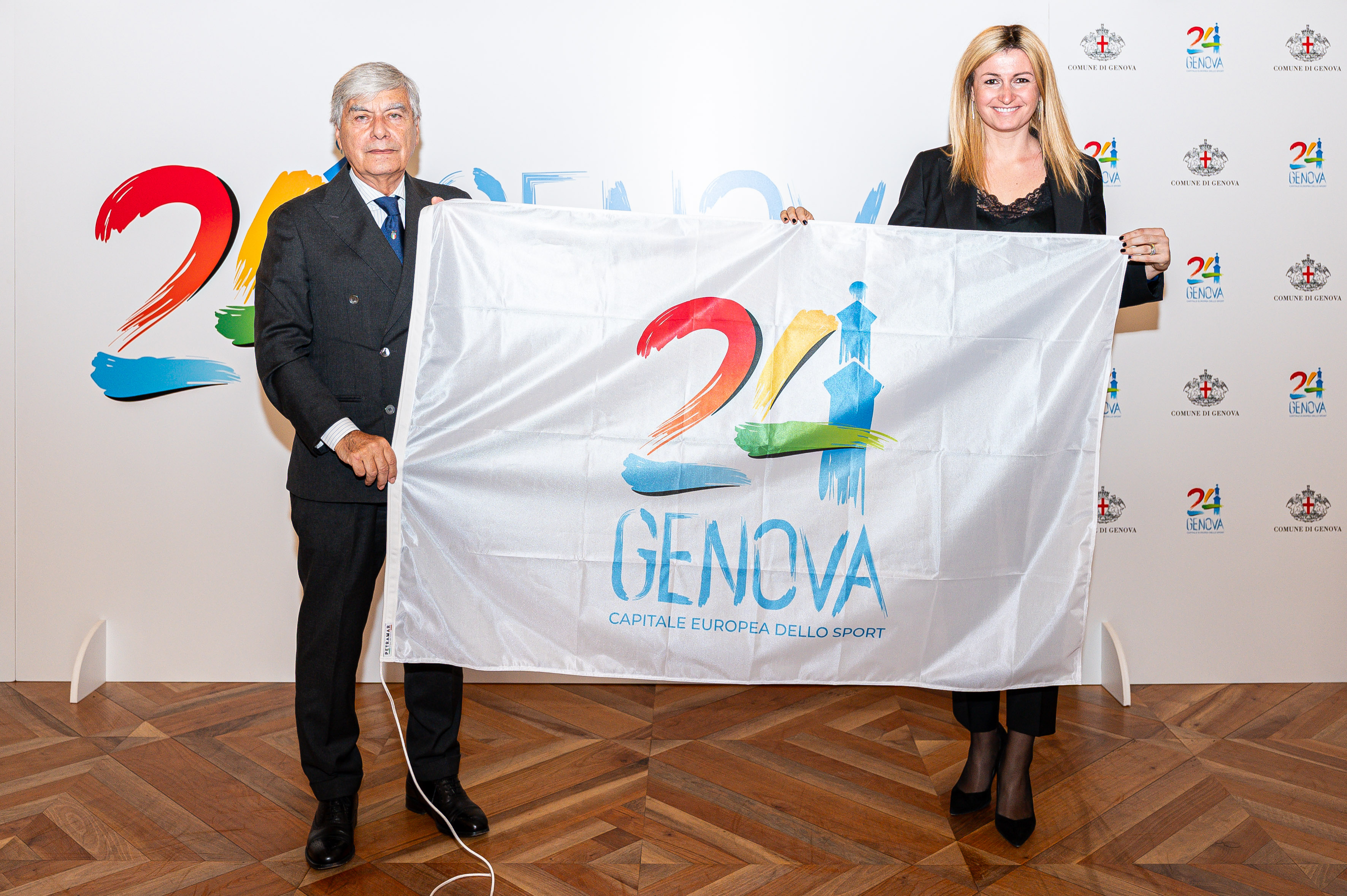 Presentata Genova 2024 Capitale Europea Dello Sport Genova Smart   Consegna Bandiera Genova 2024 Al Presidente Coni Liguria Antonio Micillo 